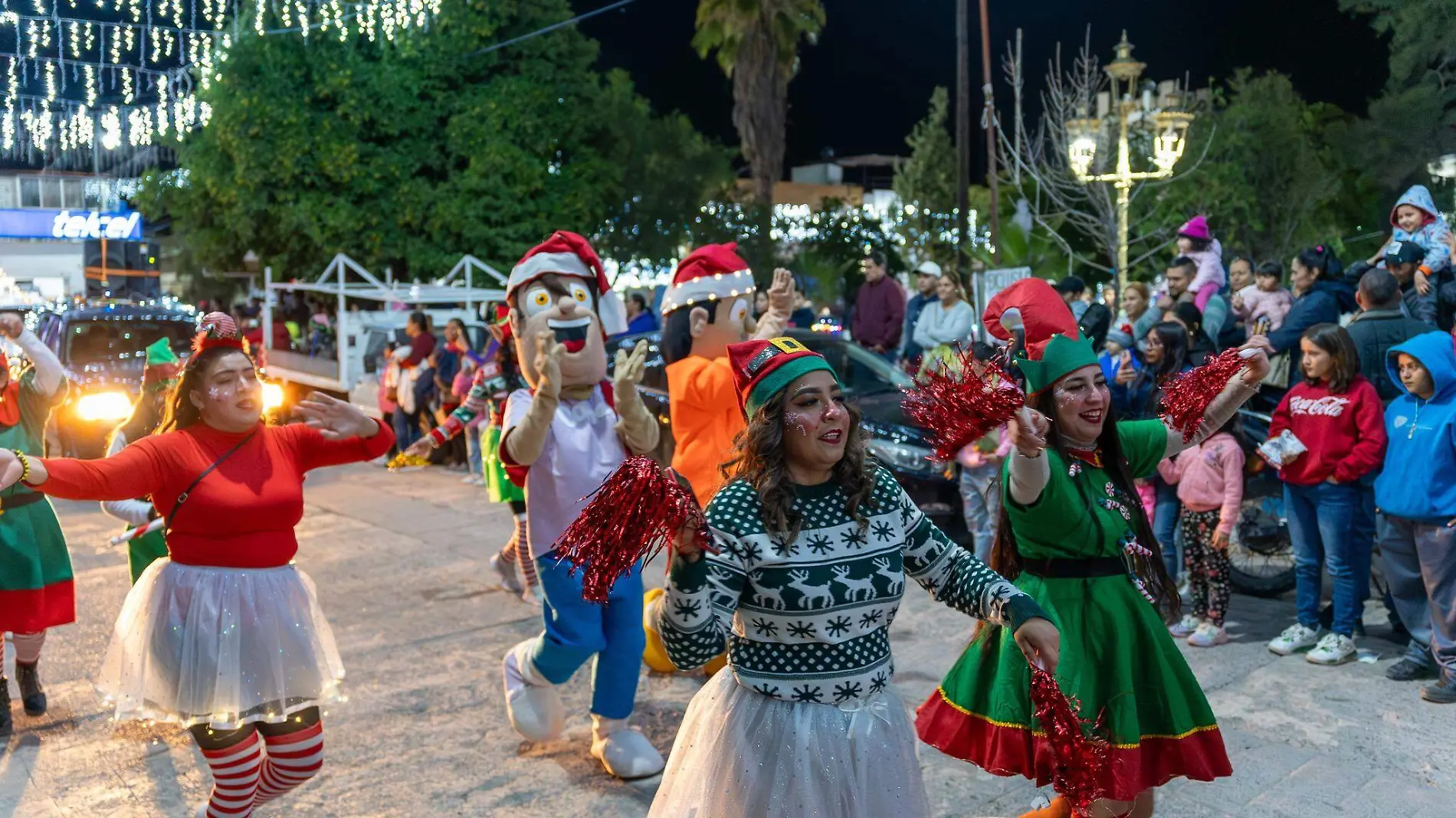 Chicas bellas en desfile navideño